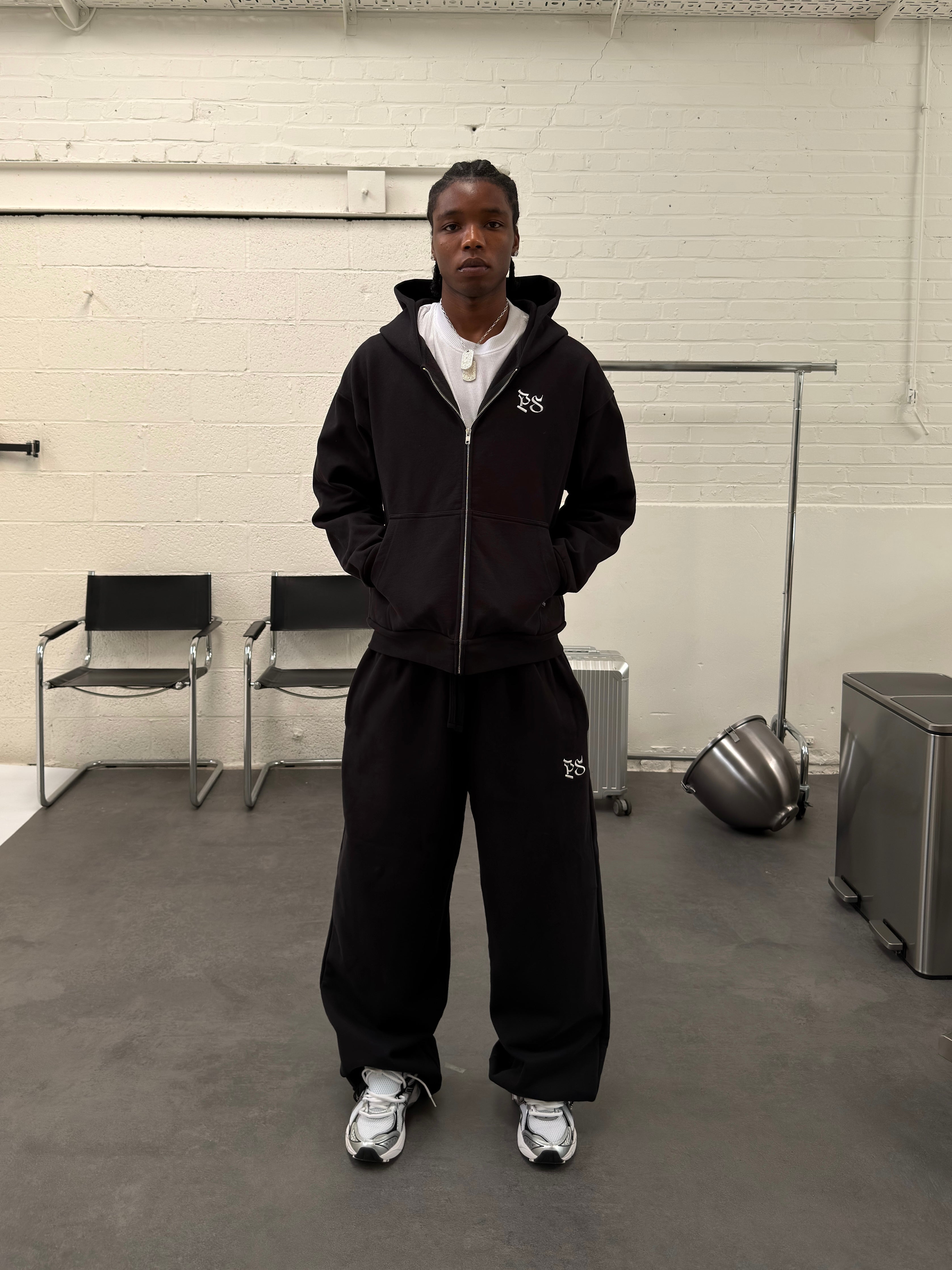 BLACK ZIP-HOODIE