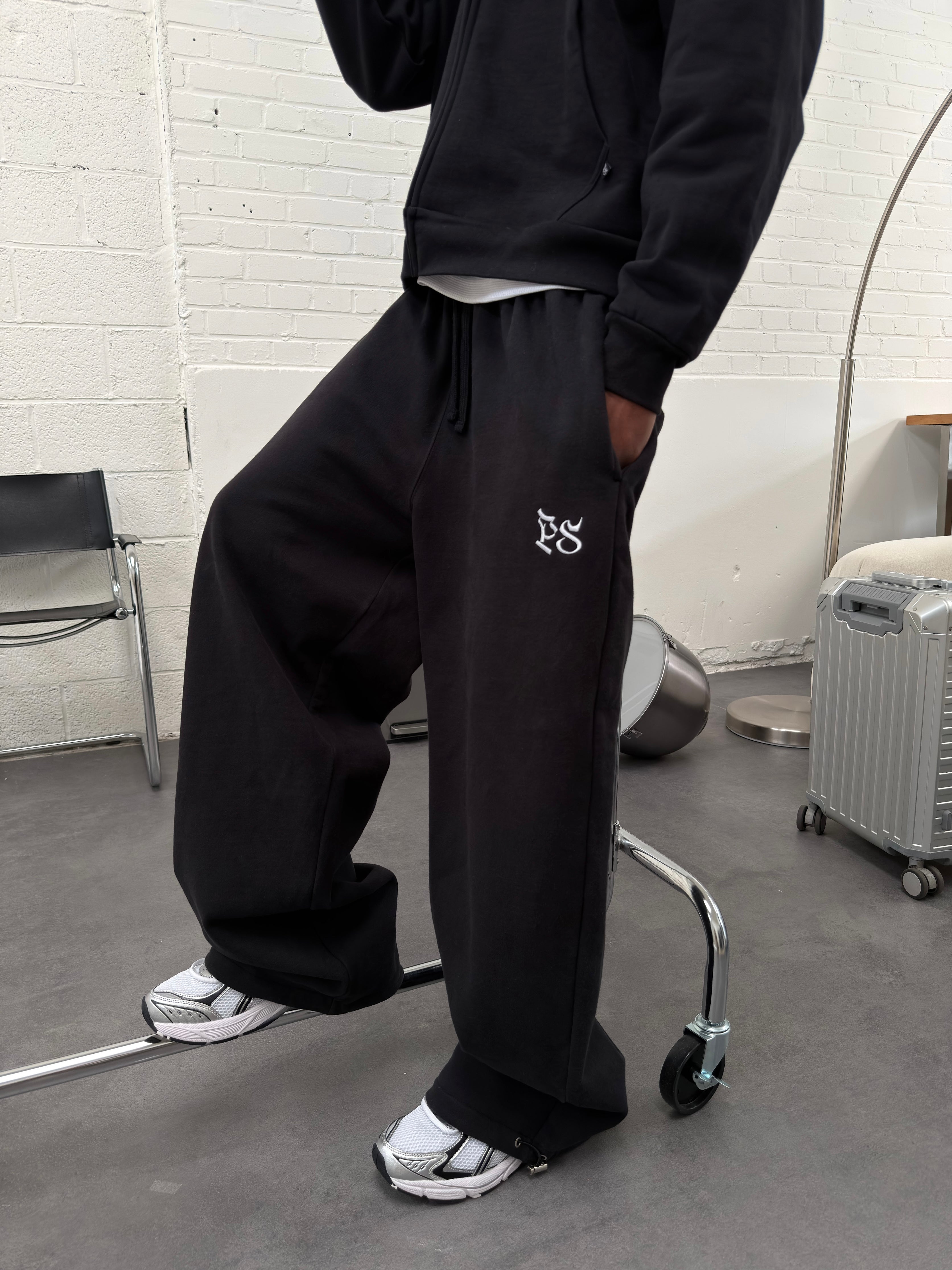 BLACK BAGGY TROUSER